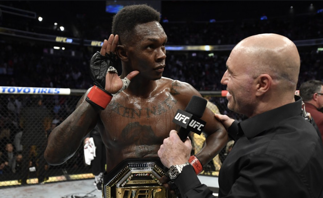 Israel Adesanya é campeão dos médios do UFC