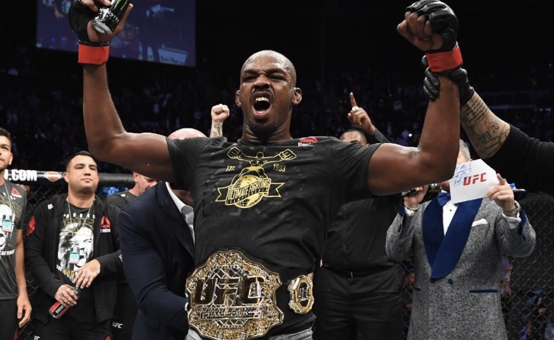 Jon Jones é campeão dos meio-pesados do UFC