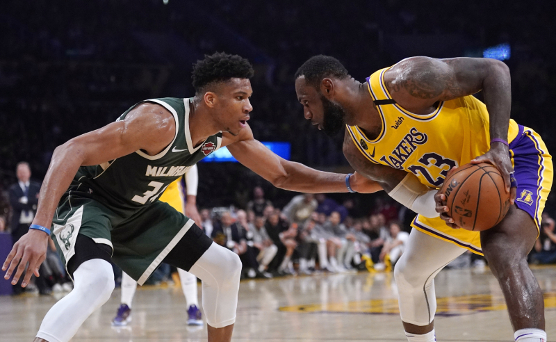 Giannis Antetokounmpo e LeBron James NBA Bucks Lakers