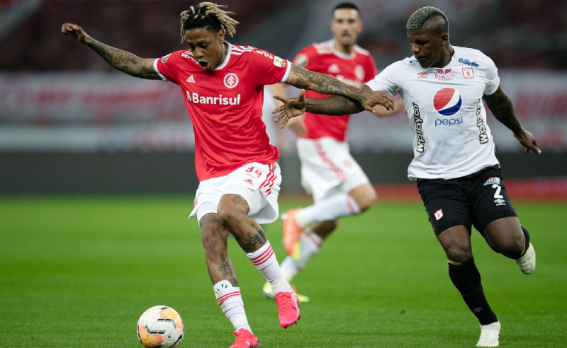 Abel Hernandez do Internacional Marlon Torres do America de Cali