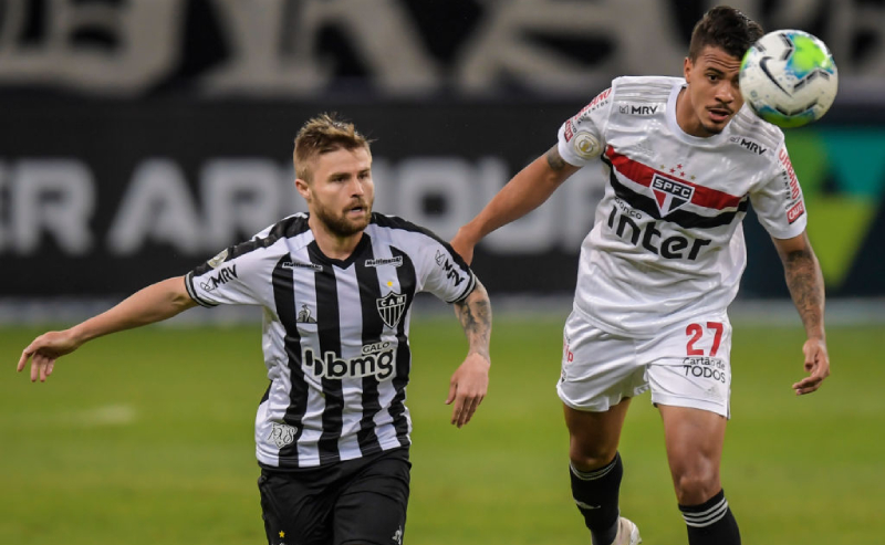 Eduardo Sacha do Atlético-MG e Diego do São Paulo