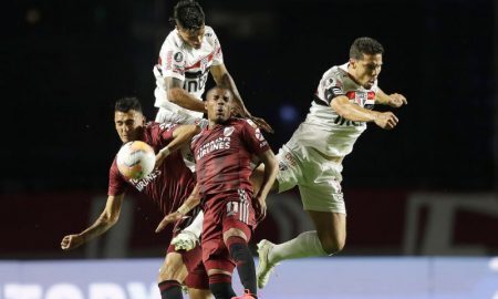 Matias Suarez e Nicolas De La Cruz do River Plate Hernanes do São Paulo