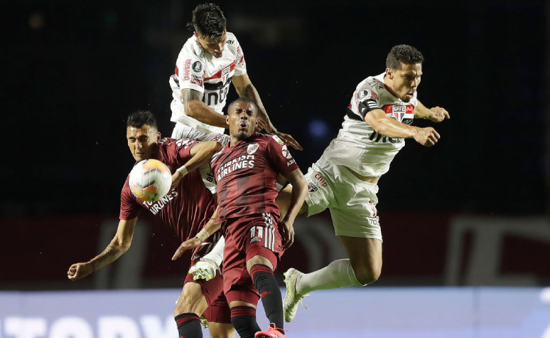 Matias Suarez e Nicolas De La Cruz do River Plate Hernanes do São Paulo