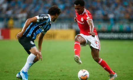 Victor Ferraz do Gremio e Moises do Internacional