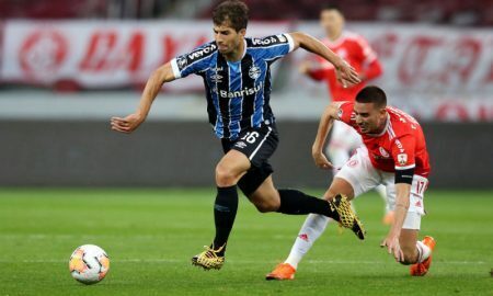 Lucas Silva do Gremio e Thiago Galhardo do Internacional