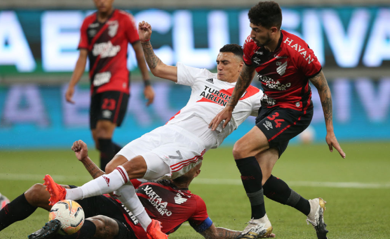 Matías Suarez do River Plate e Pedro Henrique do Athletico-PR