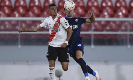 Matias Suarez do River Plate e Agustin Oliveros do Nacional-URU