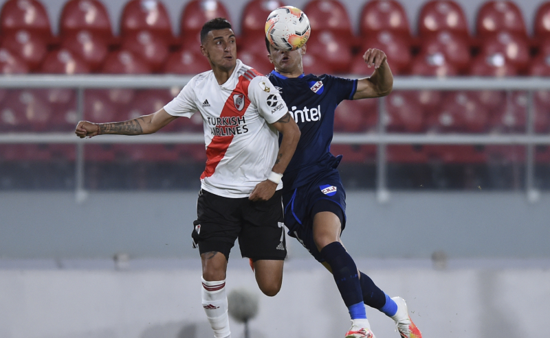 Matias Suarez do River Plate e Agustin Oliveros do Nacional-URU