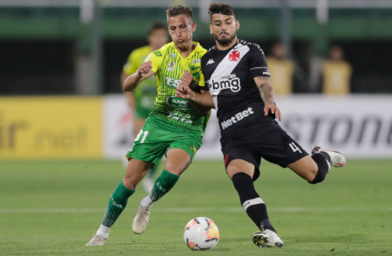 Romero do Defensa y Justicia e Ricardo Graca do Vasco da Gama