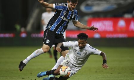 Walter Kannemann do Gremio e Marinho do Santos