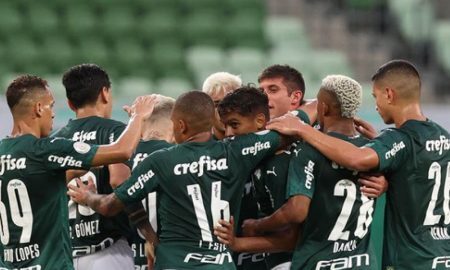 Jogadores do Palmeiras comemoram gol na disputa da Série A do Brasileirão 2020