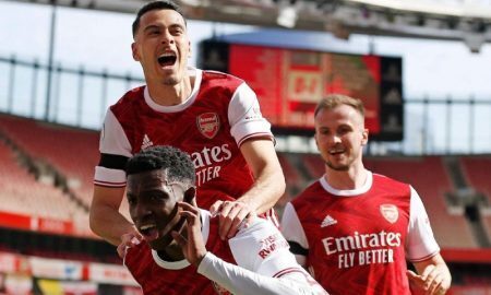Time do Arsenal celebra Gol EPL
