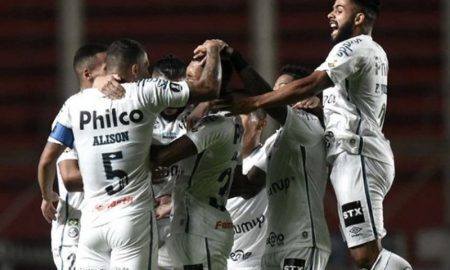 Jogadores do Santos comemoram um dos gols da equipe em partida da Copa Libertadores 2021