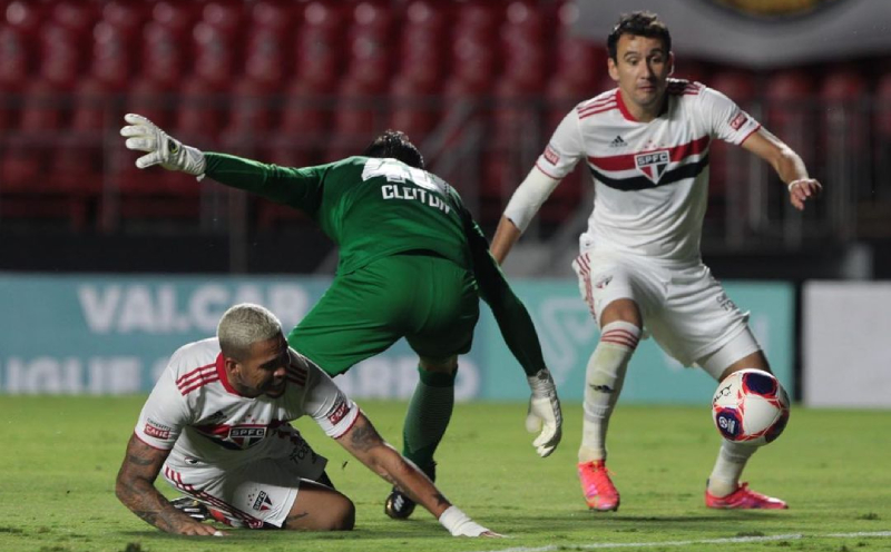 Pablo Felipe jogando pelo São Paulo contra o RB Bragantino