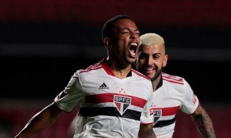 Jogadores do São Paulo comemorando