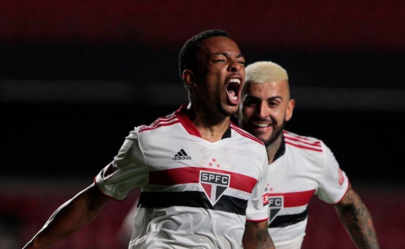 Jogadores do São Paulo comemorando