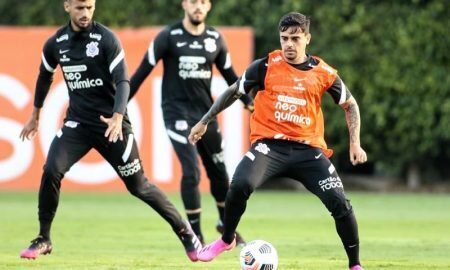 Fagner durante treino do Corinthians