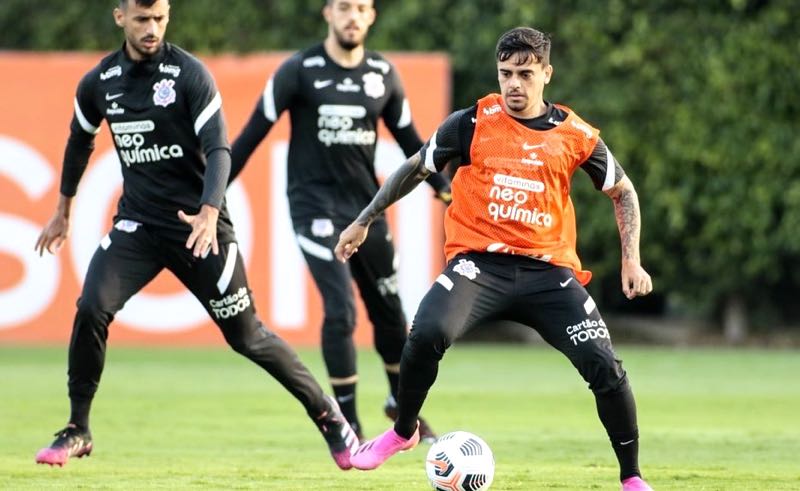 Fagner durante treino do Corinthians