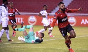 Gabigol comemora em LDU x Flamengo