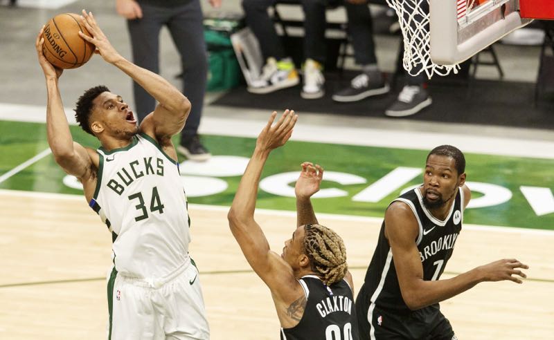 Giannis em Bucks x Nets pela NBA 2021
