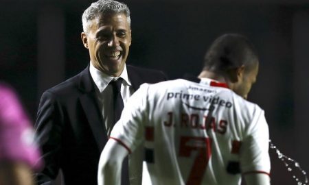 O técnico Crespo e o atacante Rojas, do São Paulo