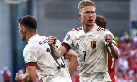 O meia Kevin de Bruyne comemora gol da Bélgica na partida contra a Dinamarca pela Eurocopa 2021