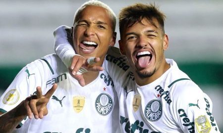 Deyverson e Gabriel Menino comemoram gol do Palmeiras sobre o Juventude no Brasileirão 2021