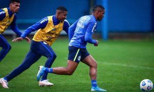 Douglas Costa durante treino do Grêmio