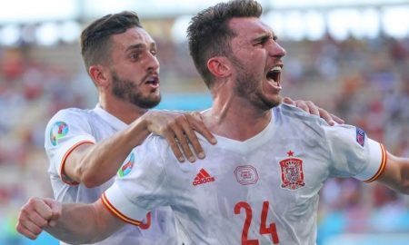 Koke e Laporte comemoram gol da Espanha sobre a Eslováquia na Eurocopa 2021