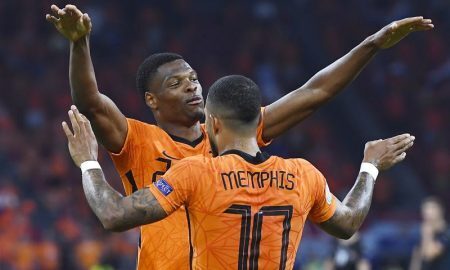 Dumfries e Memphis Depay comemoram gol da Holanda contra a Áustria na fase de grupos da Eurocopa 2021