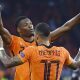 Dumfries e Memphis Depay comemoram gol da Holanda contra a Áustria na fase de grupos da Eurocopa 2021