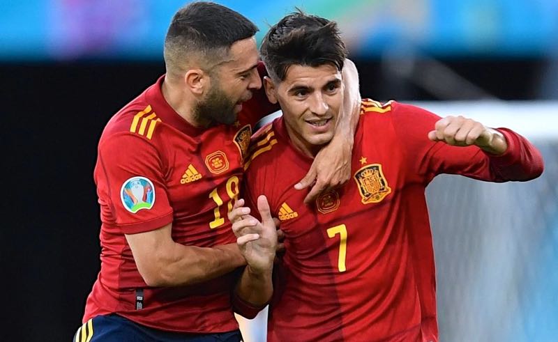 Jordi Alba e Morata, da Espanha, comemoram gol da Fúria na Eurocopa 2021