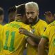 Neymar comemora um dos gols do Brasil na vitória sobre o Peru na Copa América 2021