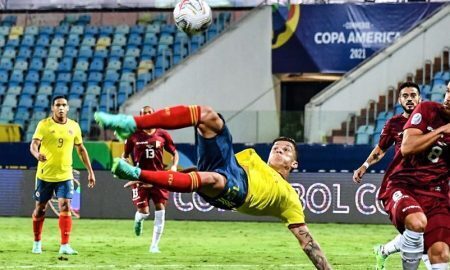 O meia Uribe, da seleção da Colômbia, tenta uma finalização na partida contra a Venezuela pela Copa América 2021