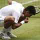 O tenista sérvio Novak Djokovic comemora seu título em Wimbledon em 2015 comendo grama