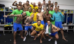 Jogadores da seleção brasileira comemoram a vitória sobre a Colômbia na Copa América 2021