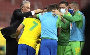 Tite e jogadores do Brasil comemoram