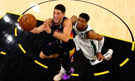 Devin Booker e Giannis Antetokounmpo no jogo 5 das finais da NBA 2021