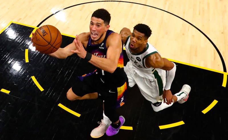Devin Booker e Giannis Antetokounmpo no jogo 5 das finais da NBA 2021