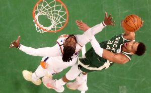 Giannis Antetokounmpo, do Milwaukee Bucks, e Jae Crowder, do Phoenix Suns, nas finais da NBA 2021