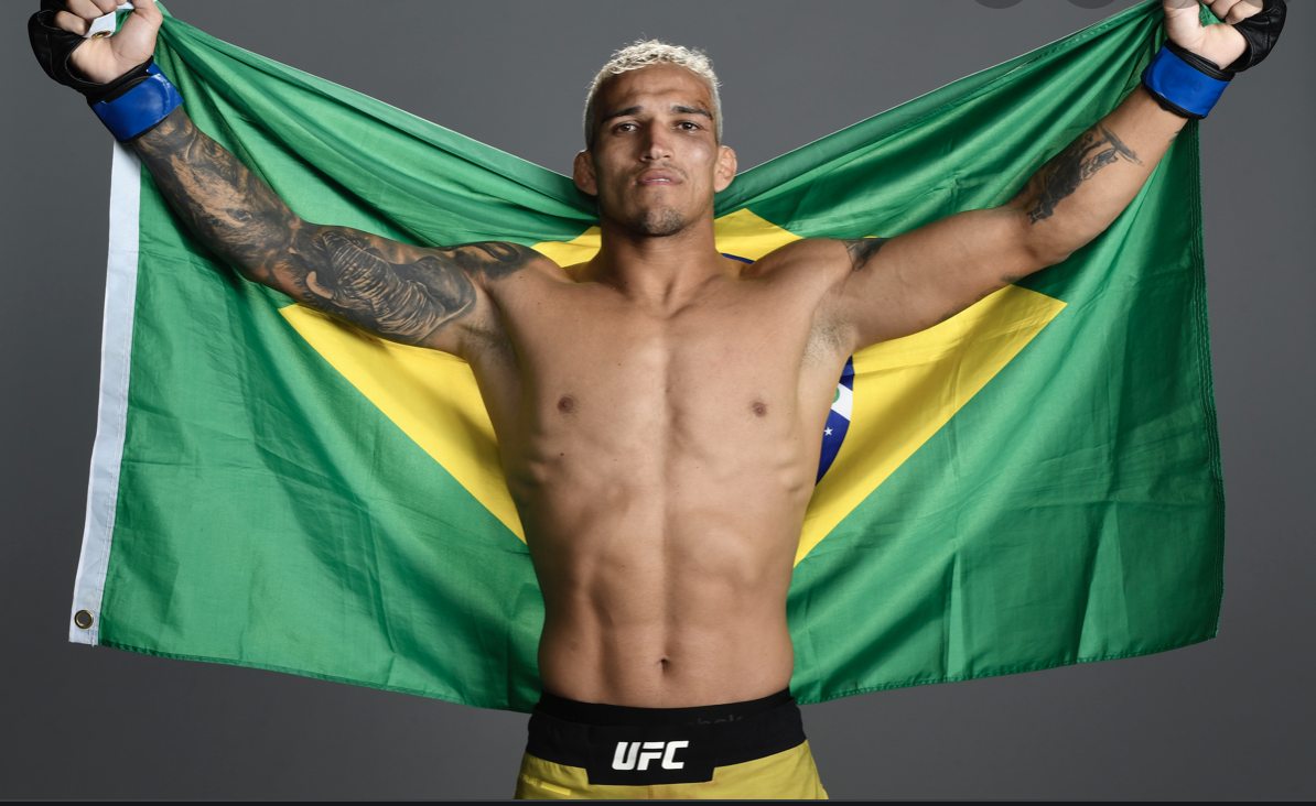 Charles Oliveira é lutador peso leve do UFC