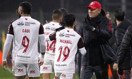 Os atacantes Gabigol e Michael comemoram com o técnico Renato Gaúcho na vitória do Flamengo na Libertadores 2021