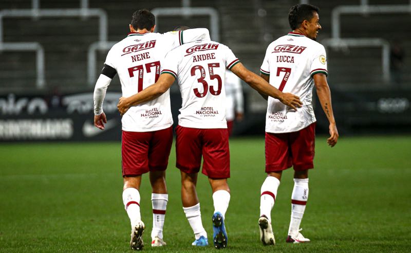Fluminense comemora vitória sobre o Flamengo no Brasileirão 2021