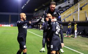Jogadores do Bragantino comemoram gol nas oitavas de final da Copa Sul-Americana 2021