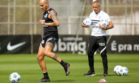 Fábio Santos e Sylvinho em treino no CT do Corinthians no Brasileirão 2021