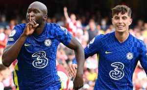 Lukaku comemora seu gol pelo Chelsea no clássico com o Arsenal na Premier League 2021/2022