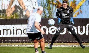 O goleiro Cássio, do Corinthians, treina para o jogo contra o Athletico-PR no Brasileirão 2021