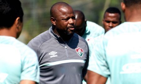 O técnico Marcão, do Fluminense, comanda treino para jogo do Brasileirão 2021