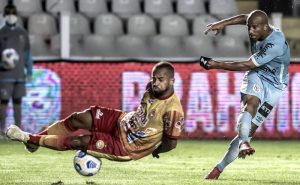 Sánchez, do Santos, no jogo contra o Juazeirense na Copa do Brasil 2021; o Peixe é favorito nas apostas no jogo de volta
