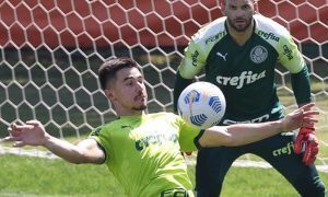 O atacante Willian e o goleiro Weverton no CT do Palmeiras